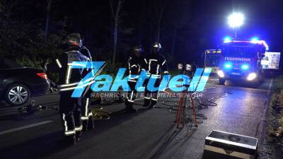 Mercedes kracht in LPG betriebenen Audi. Feuerwehr sichert Unfallstelle ab, 2 Verletzte