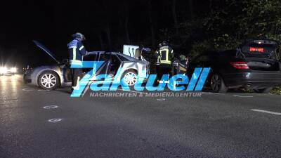 Mercedes kracht in LPG betriebenen Audi. Feuerwehr sichert Unfallstelle ab, 2 Verletzte