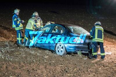 Alkoholisierter und rasanter Fahranfänger überschlägt sich mehrfach nach heftigem Unfall - Beifahrer schwer verletzt im Wrack eingeklemmt