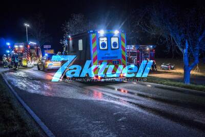 Alkoholisierter und rasanter Fahranfänger überschlägt sich mehrfach nach heftigem Unfall - Beifahrer schwer verletzt im Wrack eingeklemmt