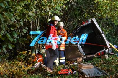 Alarmübung der Feuerwehr Aspach: Traktor verliert Kontrolle und prallt mit PKW zusammen - 2 Eingeklemmte Personen