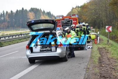 PKW überschlägt sich auf Bundesstraße 29 und landet im Graben - 2 Schwerverletzte