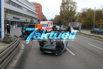 Twingo kracht beim Fahrstreifenwechsel gegen Kehrmaschine, prallt gegen Leitplanke und überschlägt sich