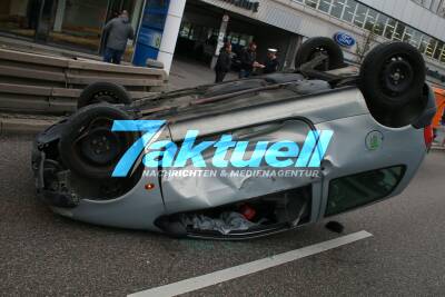 Twingo kracht beim Fahrstreifenwechsel gegen Kehrmaschine, prallt gegen Leitplanke und überschlägt sich