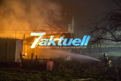 Frisch renovierter Schafstall im Flammenmeer: Großbrand zerstört denkmalgeschütztes Gebäude - Flammen schlagen meterhoch in den Nachthimmel