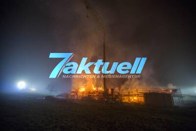 Frisch renovierter Schafstall im Flammenmeer: Großbrand zerstört denkmalgeschütztes Gebäude - Flammen schlagen meterhoch in den Nachthimmel