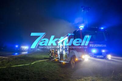 Frisch renovierter Schafstall im Flammenmeer: Großbrand zerstört denkmalgeschütztes Gebäude - Flammen schlagen meterhoch in den Nachthimmel