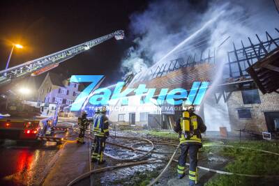 Leerstehendes Gebäude durch Brand komplett vernichtet: Feuerwehr kann Übergreifen auf anliegendes Wohnhaus verhindern