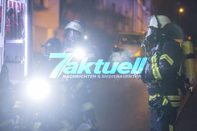 Leerstehendes Gebäude durch Brand komplett vernichtet: Feuerwehr kann Übergreifen auf anliegendes Wohnhaus verhindern