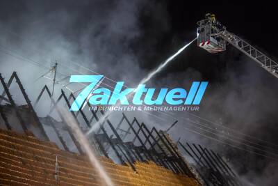 Leerstehendes Gebäude durch Brand komplett vernichtet: Feuerwehr kann Übergreifen auf anliegendes Wohnhaus verhindern