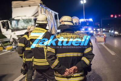 BAB8 bei Denkendorf: Laster mit Briefen kracht auf Silo-Sattelzug - Sperrung und viel Stau