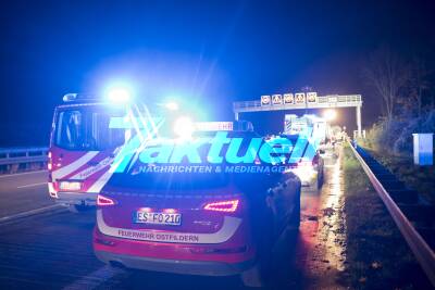 BAB8 bei Denkendorf: Laster mit Briefen kracht auf Silo-Sattelzug - Sperrung und viel Stau