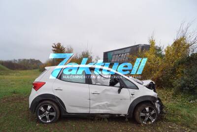 BAB81: PKW kollidiert mit Transporter und schleudert in angrenzendes Feld