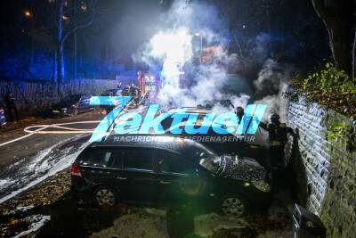Erneut brennen Autos in der Bopserwaldstraße - Feuerwehr kann weitere Ausbreitung verhindern - Polizei sucht nach vermutlich weiteren Brandlegungen und Brandstiftern