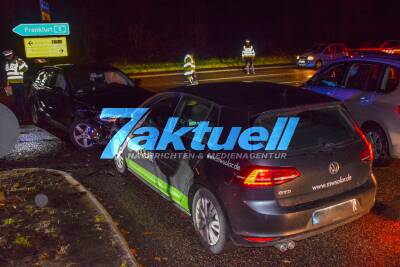 Schwerer Frontalcrash endet in Massenkarambolage: 2 Verletzte, darunter 1 Kind - Crash in Zufahrt zur Autobahn BAB5 Forst