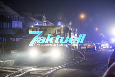 Dachgeschoss brennt in Einfamilienhaus: Feuerwehr im Großeinsatz - 3 verletzte Bewohner