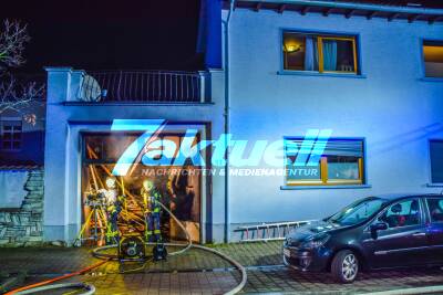 Dramatischer Brand: Garage mit PKW in Vollbrand - Feuerwehr rettet 3 Bewohner über Steckleiter - Grosseinsatz