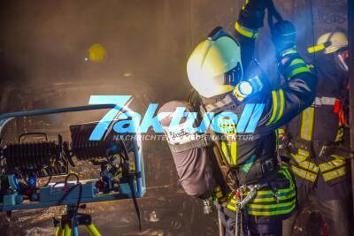 Dramatischer Brand: Garage mit PKW in Vollbrand - Feuerwehr rettet 3 Bewohner über Steckleiter - Grosseinsatz