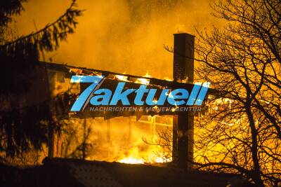 Großfeuer vernichtet Reithalle vom Degenhof: Feuerwehr kann übergreifen auf Stall verhindern - Knapp ein Duzend Pferde in Sicherheit gebracht