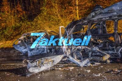 Schrecklicher Frontalcrash auf eisglatter Landstraße: PKW kracht in Einsatzfahrzeug des DRK-Hausnotruf - Beide PKW gehen in Flammen auf - 6 Schwerverletzte