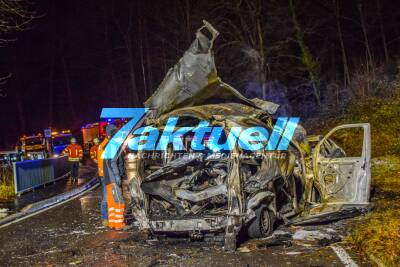 Schrecklicher Frontalcrash auf eisglatter Landstraße: PKW kracht in Einsatzfahrzeug des DRK-Hausnotruf - Beide PKW gehen in Flammen auf - 6 Schwerverletzte