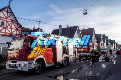 100.000€ Schaden nach Dachstuhlbrand in Mehrfamilienhaus - Feuerwehr rückt mit Großaufgebot an