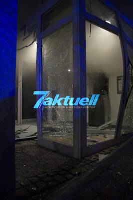 Geldautomat in Volksbank gesprengt: Unbekannte Täter flüchtig - Feuerwehr und Polizei im Einsatz