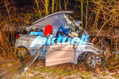 Tödlicher Massencrash auf Landstrasse: 3 Insassen in Lebensgefahr, darunter ein Kind - Verheerendes Trümmerfeld