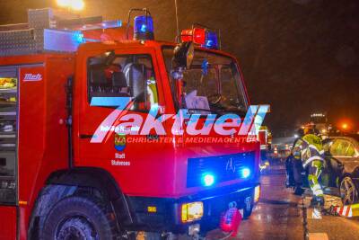 Renault rast in VW: Schwerer Unfall nach Vorfahrtsmissachtung - 2 Verletzte - Feuerwehr und Rettungsdienste im Einsatz