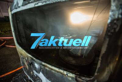 Kleintransporter eines Elektrikers brennt am TFF Feuerbach komplett aus: Brand greift auf Vereinshaus über - Gebäude teilweise nicht mehr benutzbar