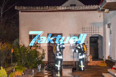 Mülleimerbrand aufgrund Silvesterkrachern fordern Feuerwehr: Übergreifen der Flammen kann verhindert werden