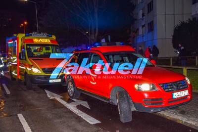 Silvester: Hochhausbrand in Karlsruhe - Silvesterrakete löst Wohnungsbrand im 8. OG aus - Massive Brandeinwirkung und Grosseinsatz der Feuerwehr