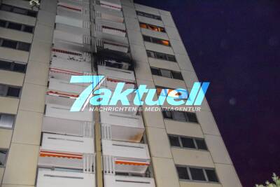 Silvester: Hochhausbrand in Karlsruhe - Silvesterrakete löst Wohnungsbrand im 8. OG aus - Massive Brandeinwirkung und Grosseinsatz der Feuerwehr