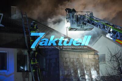 Wohnhausanbau fängt in der Silvesternacht Feuer und breitet sich auf Gebäude aus - Großeinsatz für die Feuerwehr - Ein Feuerwehrmann verletzt