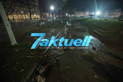 Das große Aufräumen nach dem Jahreswechsel: Müll liegt auf dem Schlossplatz - Kehrmaschinen fegen abgebranntes Feuerwerk auf
