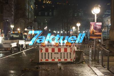 Das große Aufräumen nach dem Jahreswechsel: Müll liegt auf dem Schlossplatz - Kehrmaschinen fegen abgebranntes Feuerwerk auf