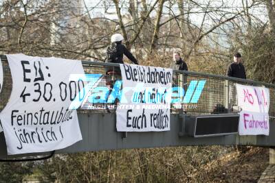 Demo gegen Feinstaub - Bürger protestieren am Neujahrstag auf der B14