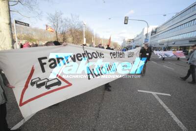 Demo gegen Feinstaub - Bürger protestieren am Neujahrstag auf der B14