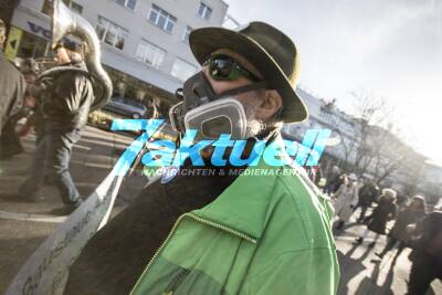 Demo gegen Feinstaub - Bürger protestieren am Neujahrstag auf der B14
