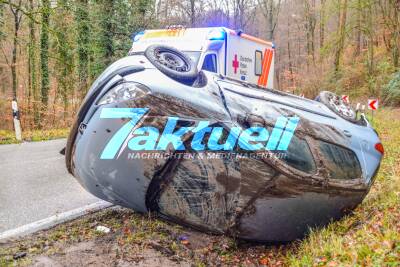 Schwerer Unfall: PKW überschlägt sich in Kurve und bleibt auf der Seite liegen - Fahrerin verletzt