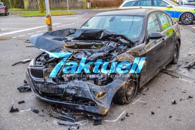 Heftiger Crash in Karlsruhe: Grosses Trümmerfeld nach Frontalkollision zwischen BMW und Audi