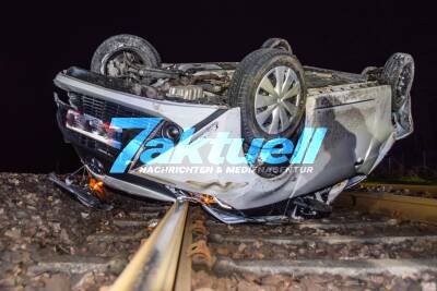 Kuriose Fahrerflucht nach heftigem Crash: Stadtmobil-PKW überschlägt sich und landet auf Strassenbahnschienen - PKW-Insassen rennen weg