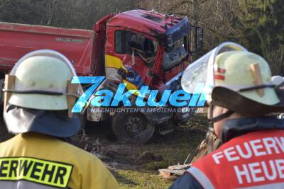 Tödlicher Baum-Crash mit LKW aufgrund glatter Fahrbahn, Feuerwehr und Spezialunternehmen auf der Landstraße 1162 zur Bergung eingesetzt