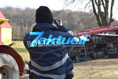 Tödlicher Baum-Crash mit LKW aufgrund glatter Fahrbahn, Feuerwehr und Spezialunternehmen auf der Landstraße 1162 zur Bergung eingesetzt