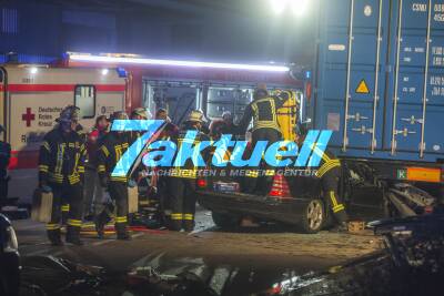 Mercedes fährt mit voller Wucht in abgestellten Hafen-LKW: Feuerwehr rettet eingeklemmten Fahrer