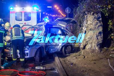 Heftiger Verkehrsunfall mit 4 Schwerverletzten: Auto kracht seitlich in Mauerwerk - Fahrer eingeklemmt