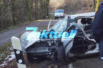 Clio kommt von Fahrbahn ab, prallt gegen Baum - Fahrerin schwer verletzt