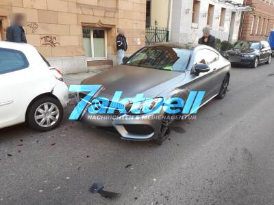 AMG C 63 offenbar unachtsam aus Parklücke ausgefahren - Porschefahrer schwer verletzt