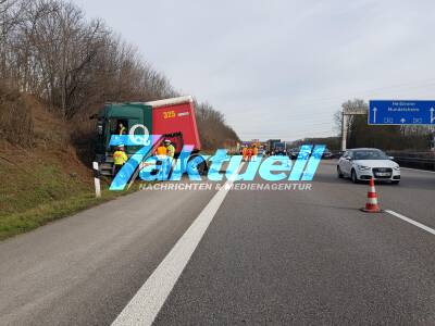 LKW landet im Graben auf der A81