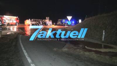 Tanklaster mit 23 Tonnen Tomatensaft auf B31a bei Überlingen umgekippt